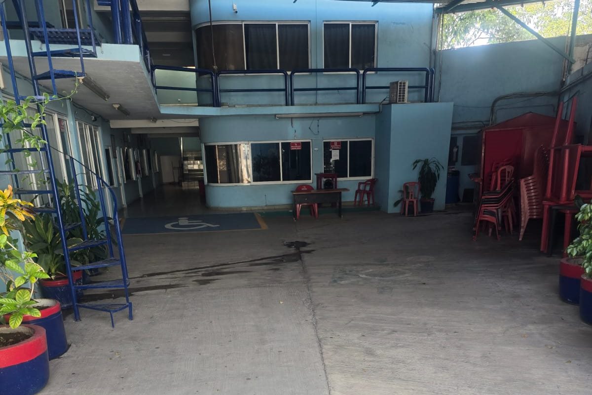 Patio interior y áreas de circulación del plantel de la Universidad Vicente Guerrero